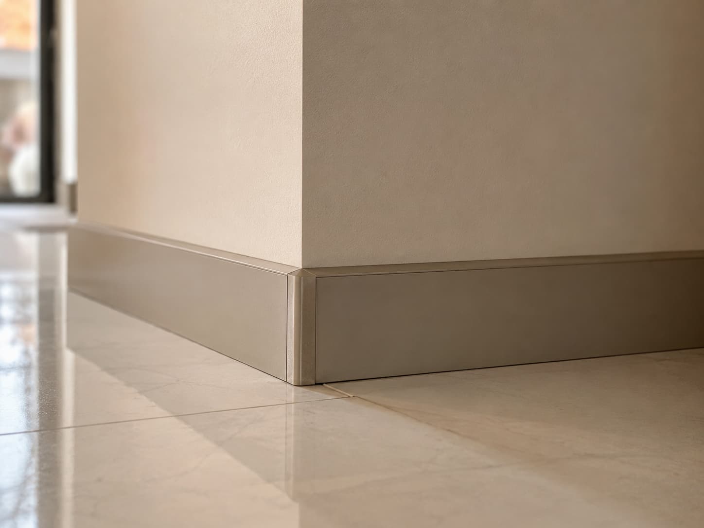 Detalhe de rodape e acabamento de piso em obra entregue