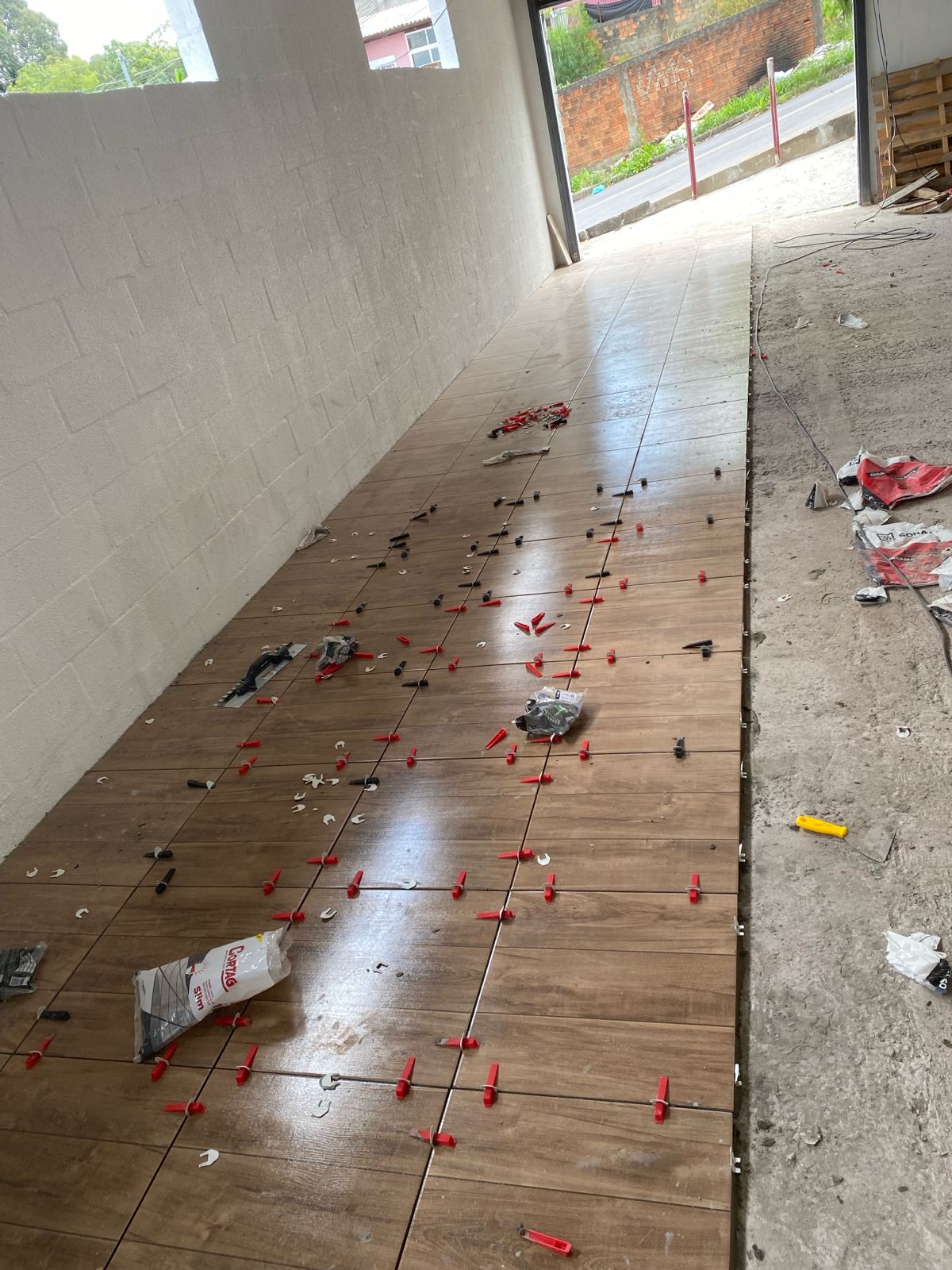 Piso de azulejo sendo executado pela GR Freitas no interior do Mercado Zenir
